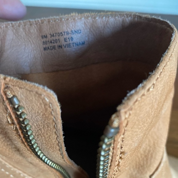 Frye Essa Leather Bootie in Sand Size 8M - Picture 8 of 9